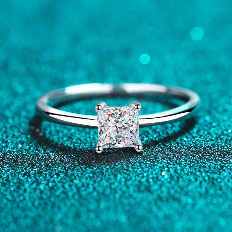 18K Gold Ring Women's Princess Moissanite Simple Fashion Ring Pt950 Gold D Color Light Luxury Moissanite VVS Clarity
18K Gold Ring Women's Princess Moissanite Simple Fashion Ring Pt950 Gold D Color Light Luxury Moissanite VVS Clarity