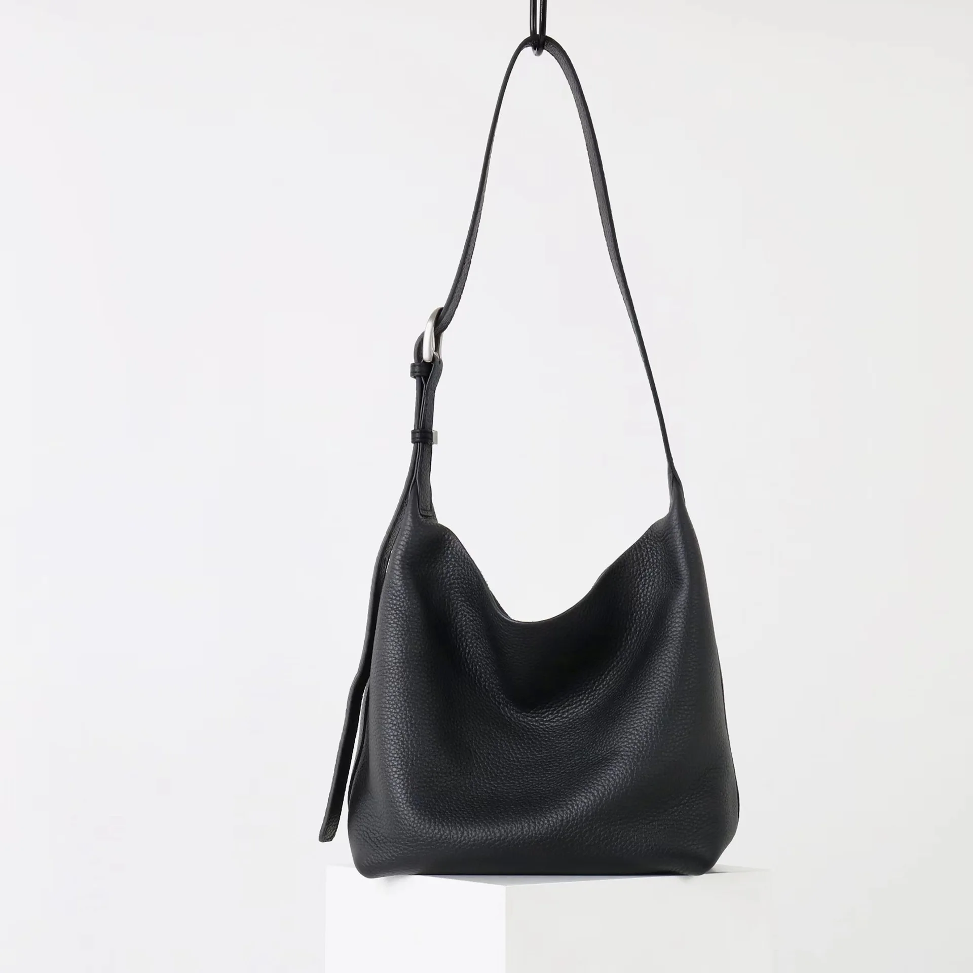 Genuine Soft Leather Underarm Bag New In Minimalist Fashion Crossbody Bag Small Design High Quality Handbag Shoulder bag y2k bag
Genuine Soft Leather Underarm Bag New In Minimalist Fashion Crossbody Bag Small Design High Quality Handbag Shoulder bag y2k bag