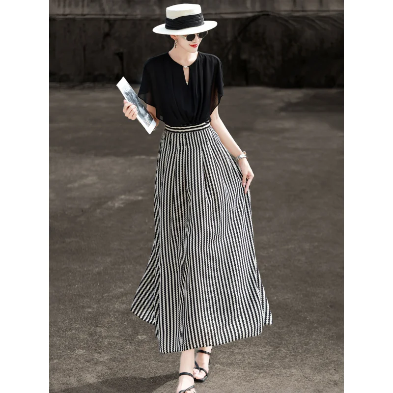 MEXCOCO 2026 New Summer Elegant Commuter Notch Neck Cape Sleeve Fake Two Piece Vertical Stripe High Waist Flowy Maxi Dress
MEXCOCO 2026 New Summer Elegant Commuter Notch Neck Cape Sleeve Fake Two Piece Vertical Stripe High Waist Flowy Maxi Dress