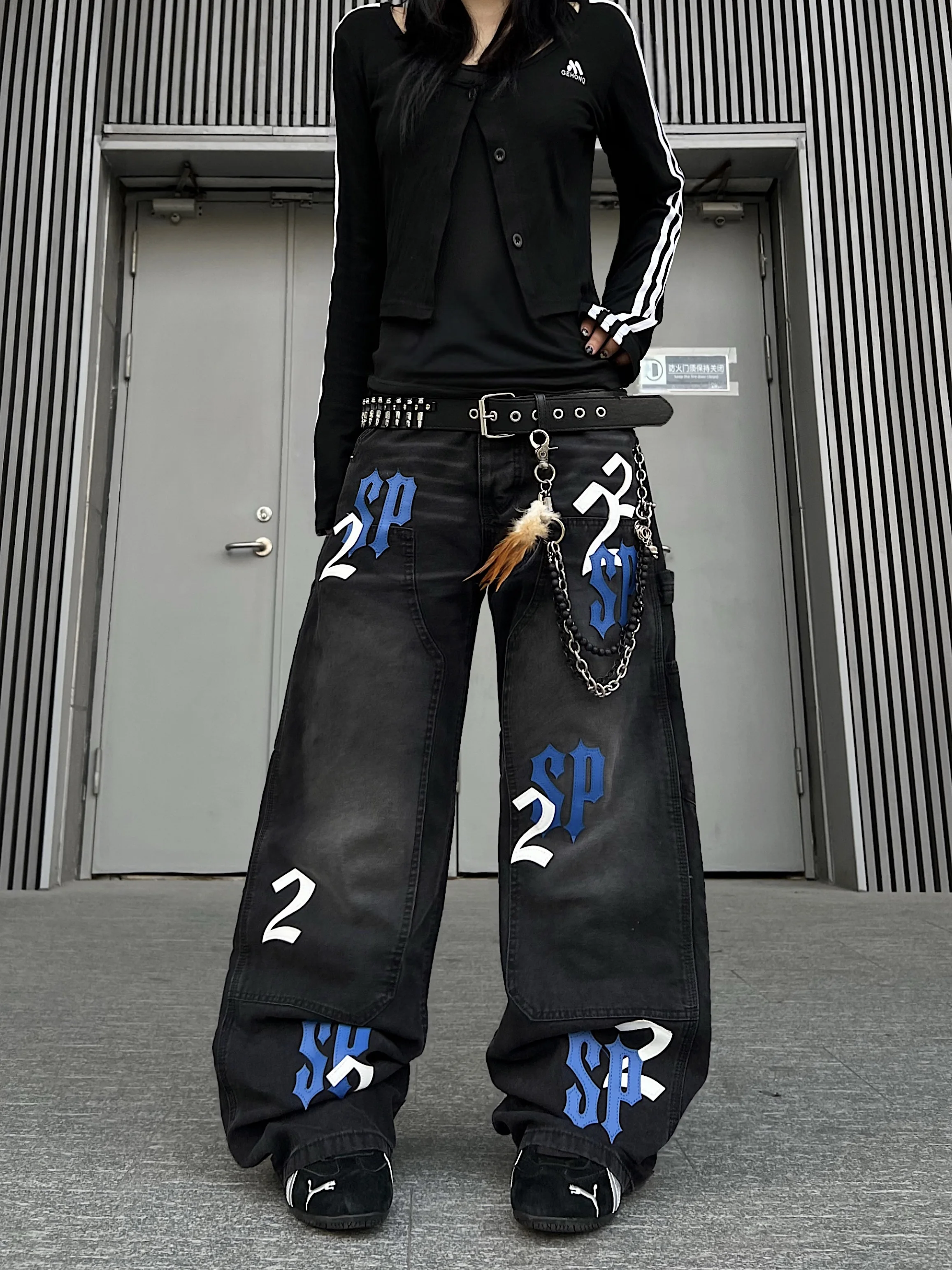 Retro American Washed Letter Patchwork Loose Wide Leg Jeans Street Style Casual Loose Fit Denim Pants for Men And Women
Retro American Washed Letter Patchwork Loose Wide Leg Jeans Street Style Casual Loose Fit Denim Pants for Men And Women