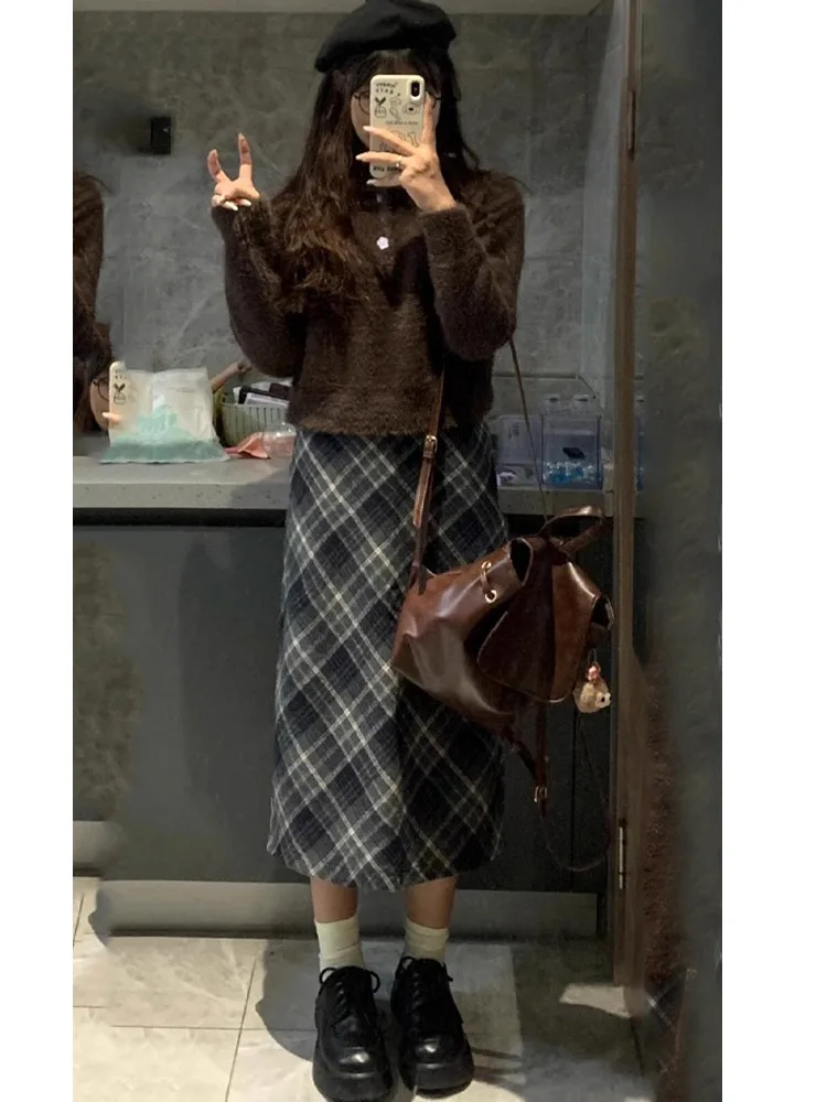 Retro woolen plaid skirt for women's autumn and winter new high waisted A-line wrapped hip skirt, mid length skirt
Retro woolen plaid skirt for women's autumn and winter new high waisted A-line wrapped hip skirt, mid length skirt