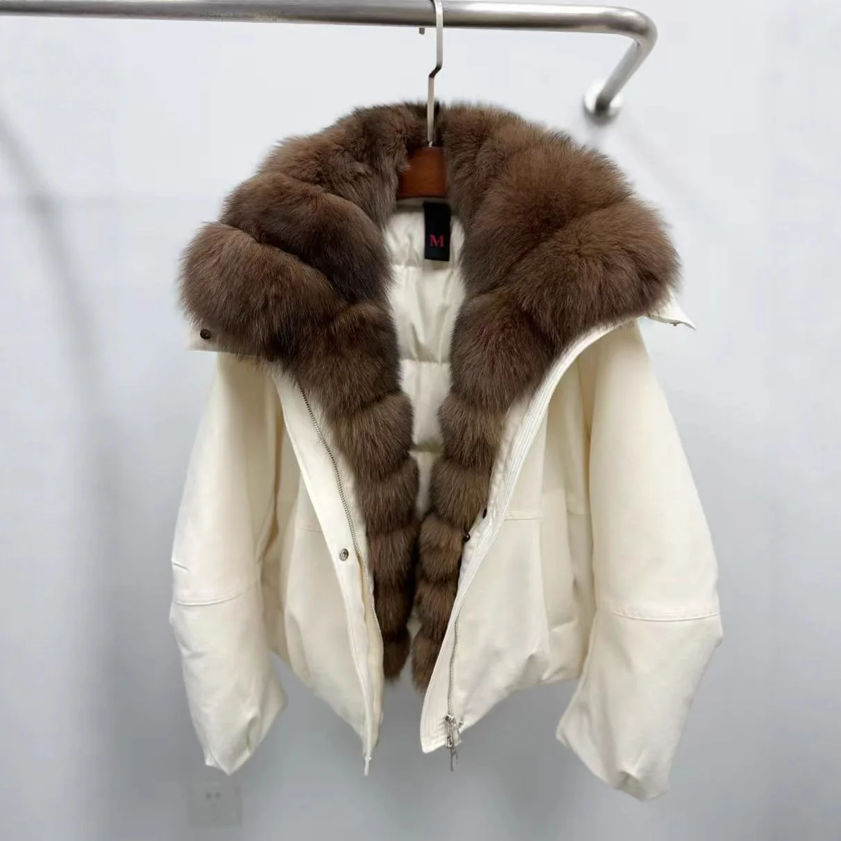 2026 Real Fox Big Fur Collar Hooded Down Jacket Women's 90%white Goose Down Coat Warm Loose Thick Winter New Overcoat Snow Parka
2026 Real Fox Big Fur Collar Hooded Down Jacket Women's 90%white Goose Down Coat Warm Loose Thick Winter New Overcoat Snow Parka