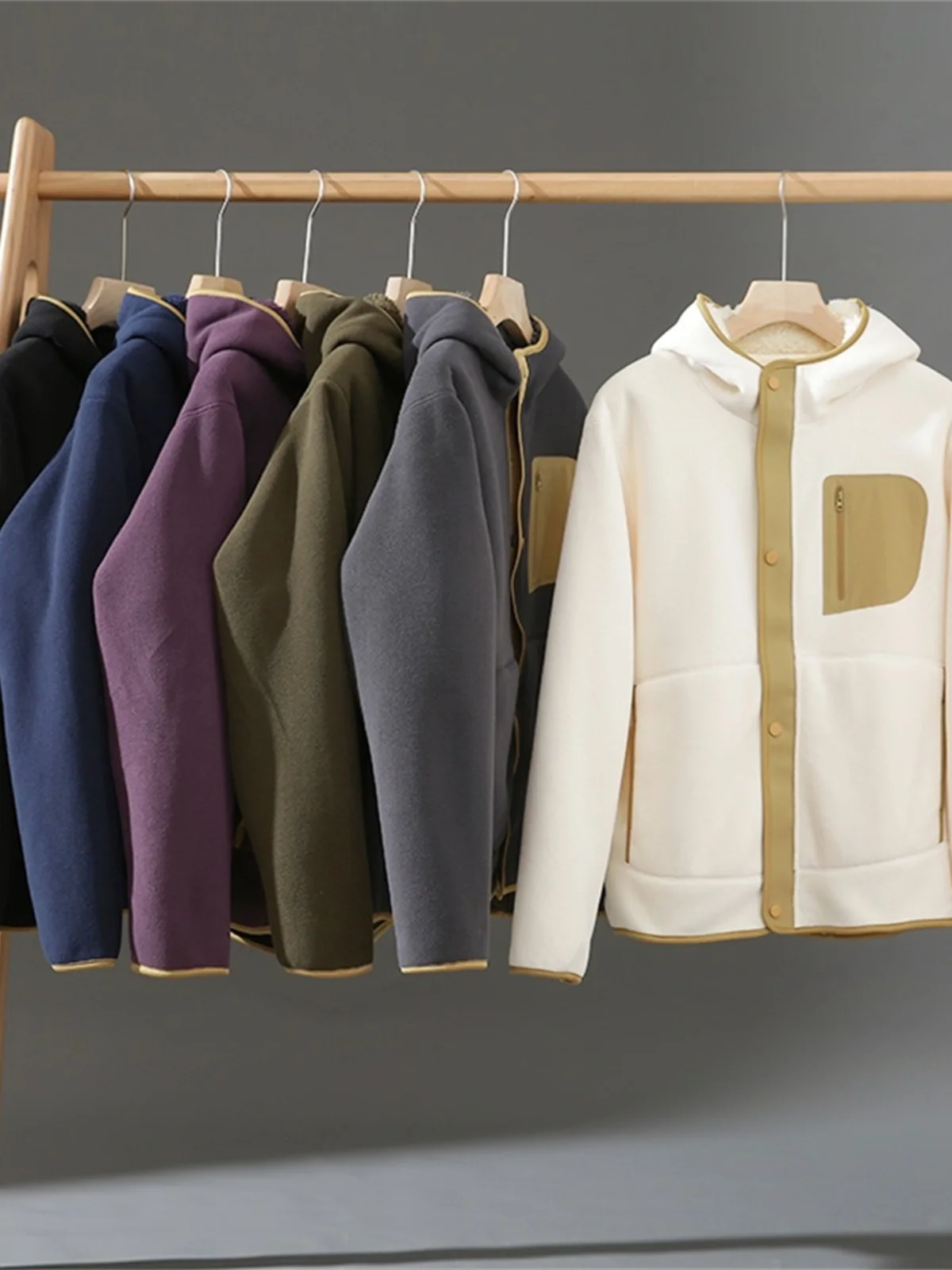 Уличная повседневная куртка с подкладкой, ветрозащитная, теплая, модная, из полиэфирного волокна, с декоративной молнией, приталенная.
Уличная повседневная куртка с подкладкой, ветрозащитная, теплая, модная, из полиэфирного волокна, с декоративной молнией, приталенная.