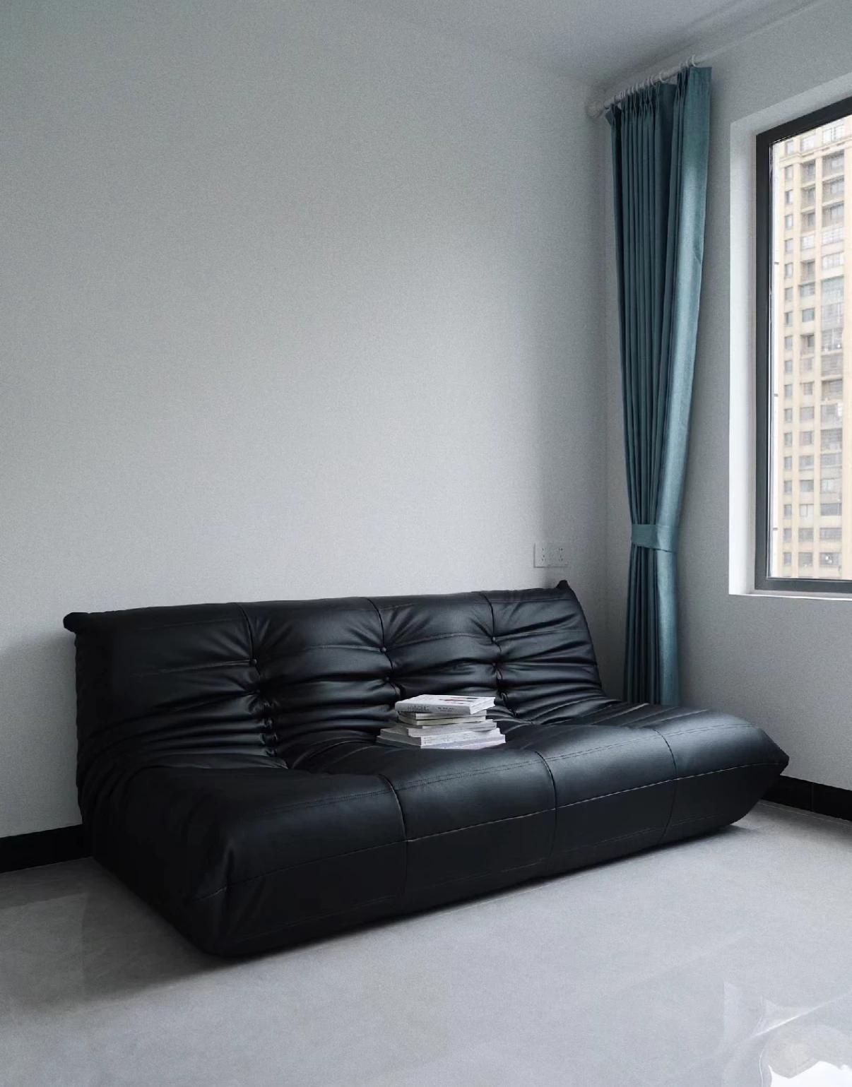Real leather Three seater sofa, fashionable and comfortable, popular on the internet, loved by family, cost-effective furniture
Real leather Three seater sofa, fashionable and comfortable, popular on the internet, loved by family, cost-effective furniture