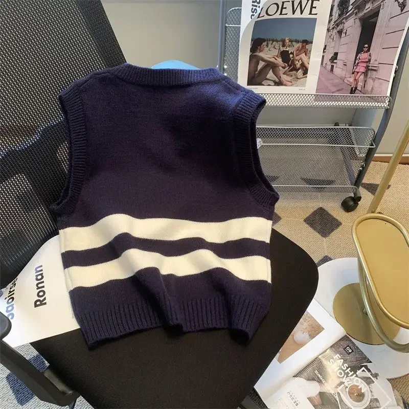 Embroidered Vest Shoulder Length Short Sleeveless Top Korean College Style V-neck Knitted Vest with Women's Design Sense
Embroidered Vest Shoulder Length Short Sleeveless Top Korean College Style V-neck Knitted Vest with Women's Design Sense