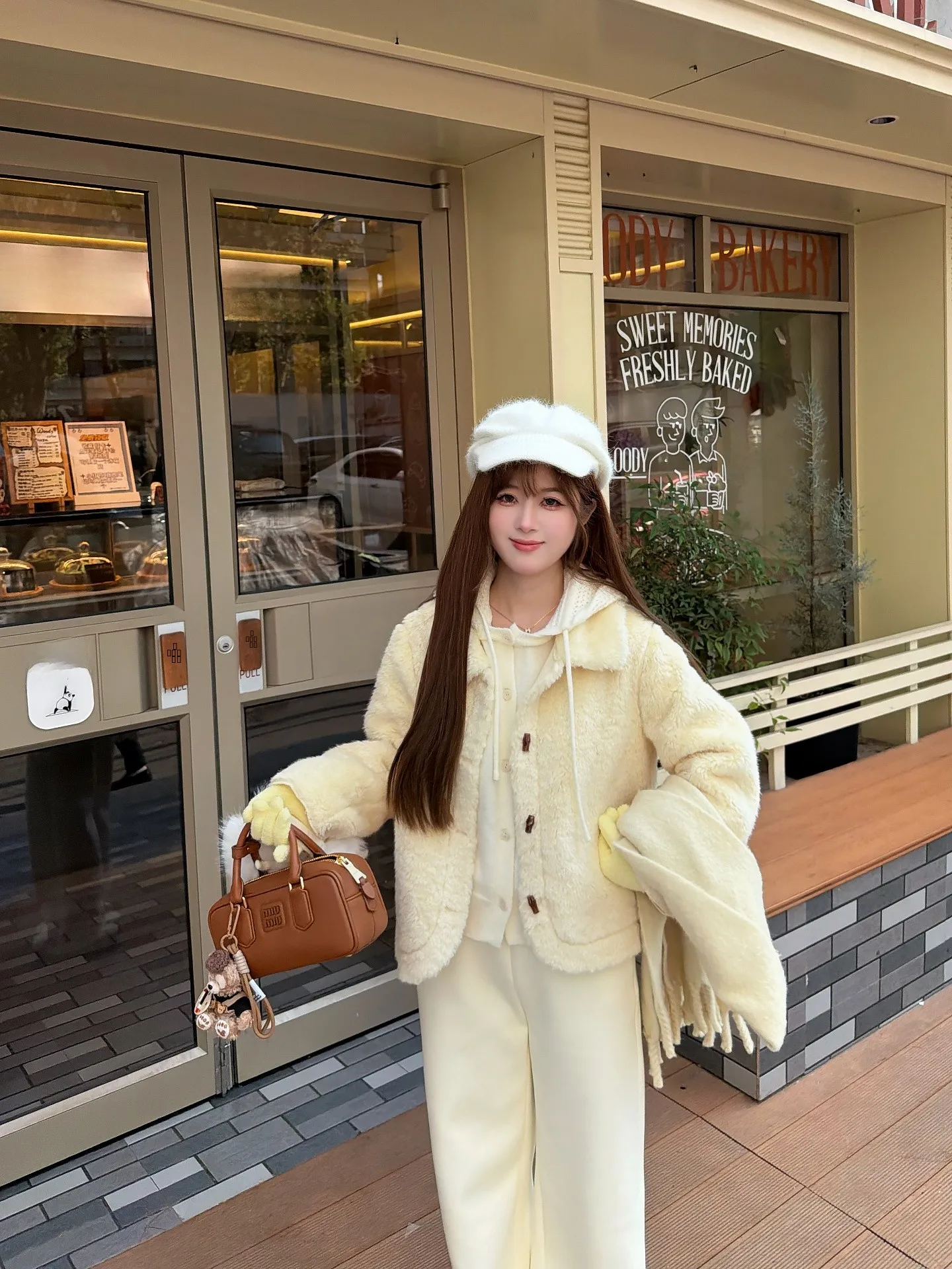 Теплая желтая шуба из меха для женщин, осенне-зимняя верхняя одежда, приталенный крой, длинная, на пуговицах, молодежный стиль, свободный размер
Теплая желтая шуба из меха для женщин, осенне-зимняя верхняя одежда, приталенный крой, длинная, на пуговицах, молодежный стиль, свободный размер