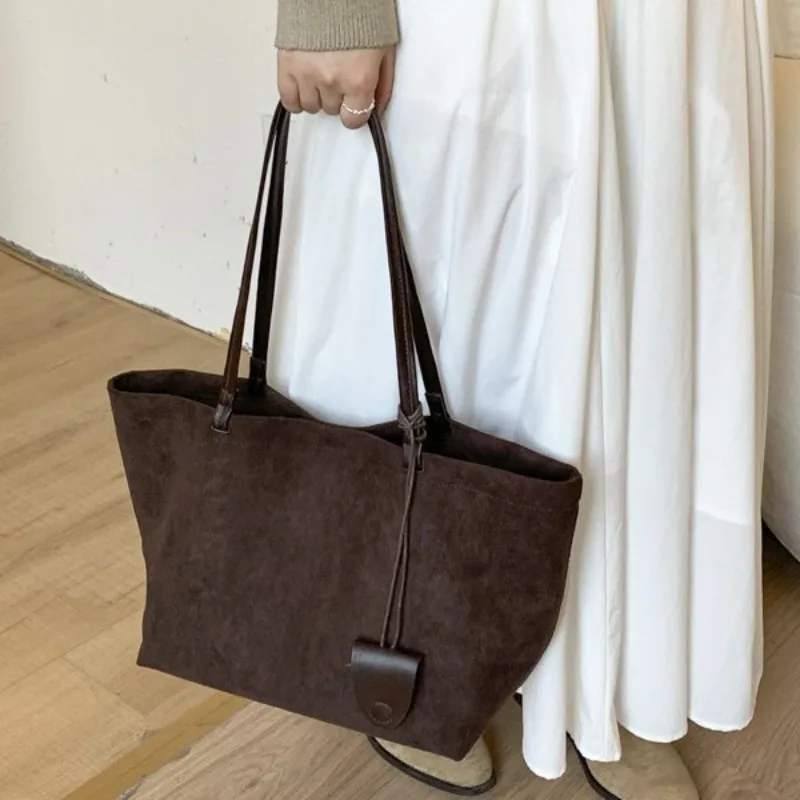 Женская сумка, замшевая сумка в стиле ретро, большая сумка 2026, осень и зима, новая модная дорожная сумка на одно плечо подмышками
Женская сумка, замшевая сумка в стиле ретро, большая сумка 2026, осень и зима, новая модная дорожная сумка на одно плечо подмышками