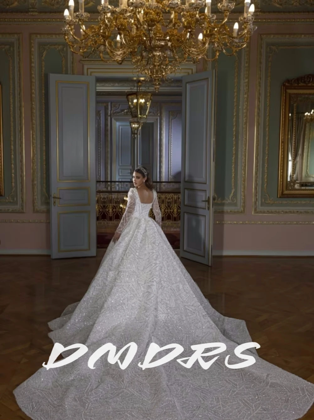 Classic Square Neck Wedding Dresses Shiny Ball Gown Dress For Bride Luxurious Court Train Princess Stunning Wear Customized
Classic Square Neck Wedding Dresses Shiny Ball Gown Dress For Bride Luxurious Court Train Princess Stunning Wear Customized