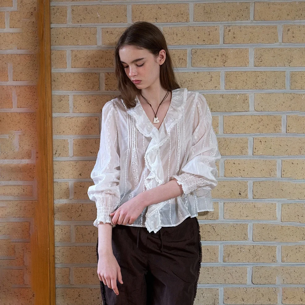 Embroidered Lace Shirt V-Neck Puff Sleeve Long Bell Bottoms Korean Style Commute Fashion Versatile Top Women's Blouse
Embroidered Lace Shirt V-Neck Puff Sleeve Long Bell Bottoms Korean Style Commute Fashion Versatile Top Women's Blouse
