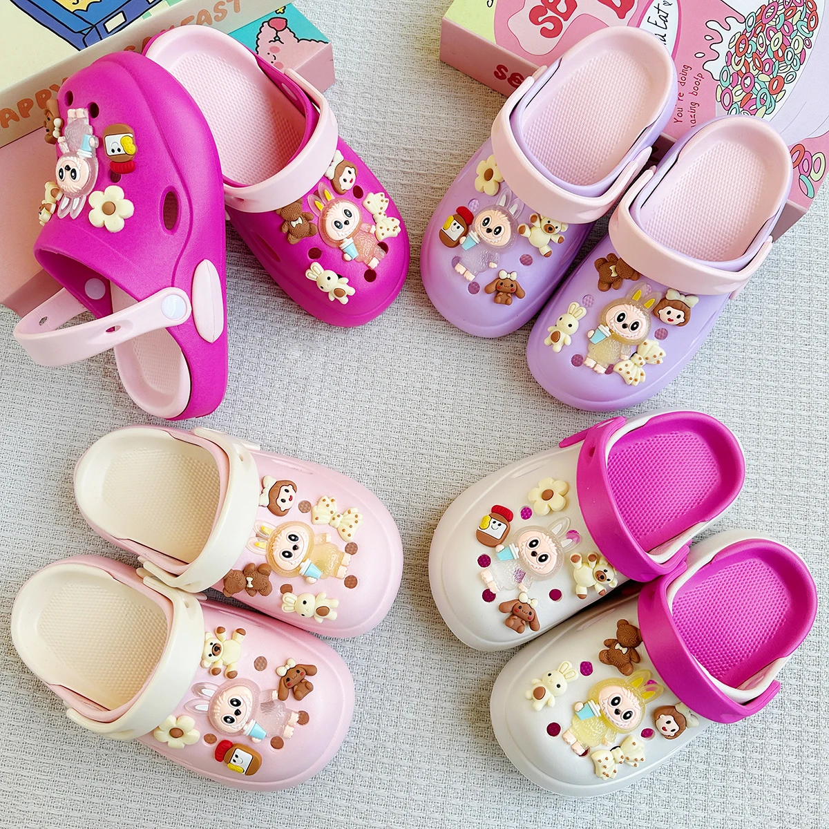 New Girls' Slippers Cartoon Bear Labubu Double Color Matching Versatile Eva Hole Shoes Soft Sole Non-Slip Sandals 837
New Girls' Slippers Cartoon Bear Labubu Double Color Matching Versatile Eva Hole Shoes Soft Sole Non-Slip Sandals 837