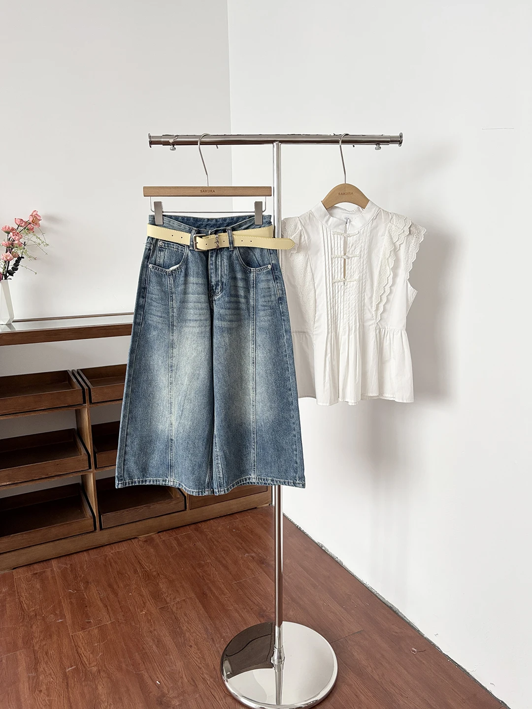 Retro Korean Washed Denim Wide Leg Pants Women Summer High Waist Loose Seven-Five Slimming Straight Cut Trousers with Belt
Retro Korean Washed Denim Wide Leg Pants Women Summer High Waist Loose Seven-Five Slimming Straight Cut Trousers with Belt