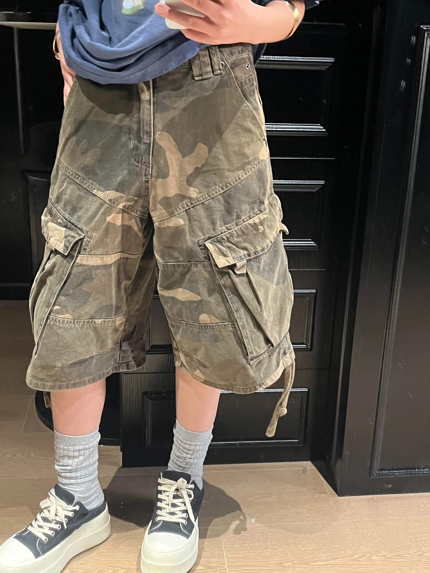 Retro American Large Size Camouflage Workwear Shorts Men Women Summer Street Loose Wide Leg Shorts with Pockets High Waist Je...
Retro American Large Size Camouflage Workwear Shorts Men Women Summer Street Loose Wide Leg Shorts with Pockets High Waist Je...