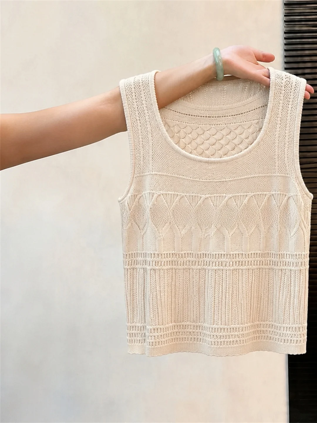 Elegant Ageless Sleeveless Knitted Vest 2026 Summer Commute Gentle Style High-End Feeling Loose Fit round Neck Geometric Pattern
Elegant Ageless Sleeveless Knitted Vest 2026 Summer Commute Gentle Style High-End Feeling Loose Fit round Neck Geometric Pattern