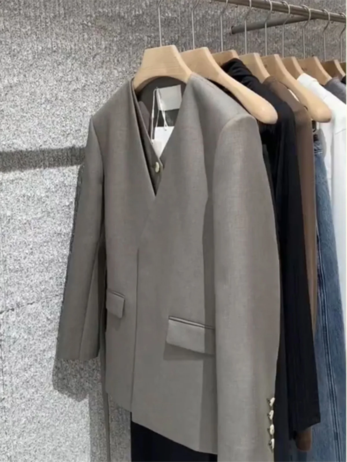 Elegant Grey V-Neck Suit Jacket Women's Casual Loose British Style Fashion Autumn New Arrival Comfortable Office Commute Wear
Elegant Grey V-Neck Suit Jacket Women's Casual Loose British Style Fashion Autumn New Arrival Comfortable Office Commute Wear
