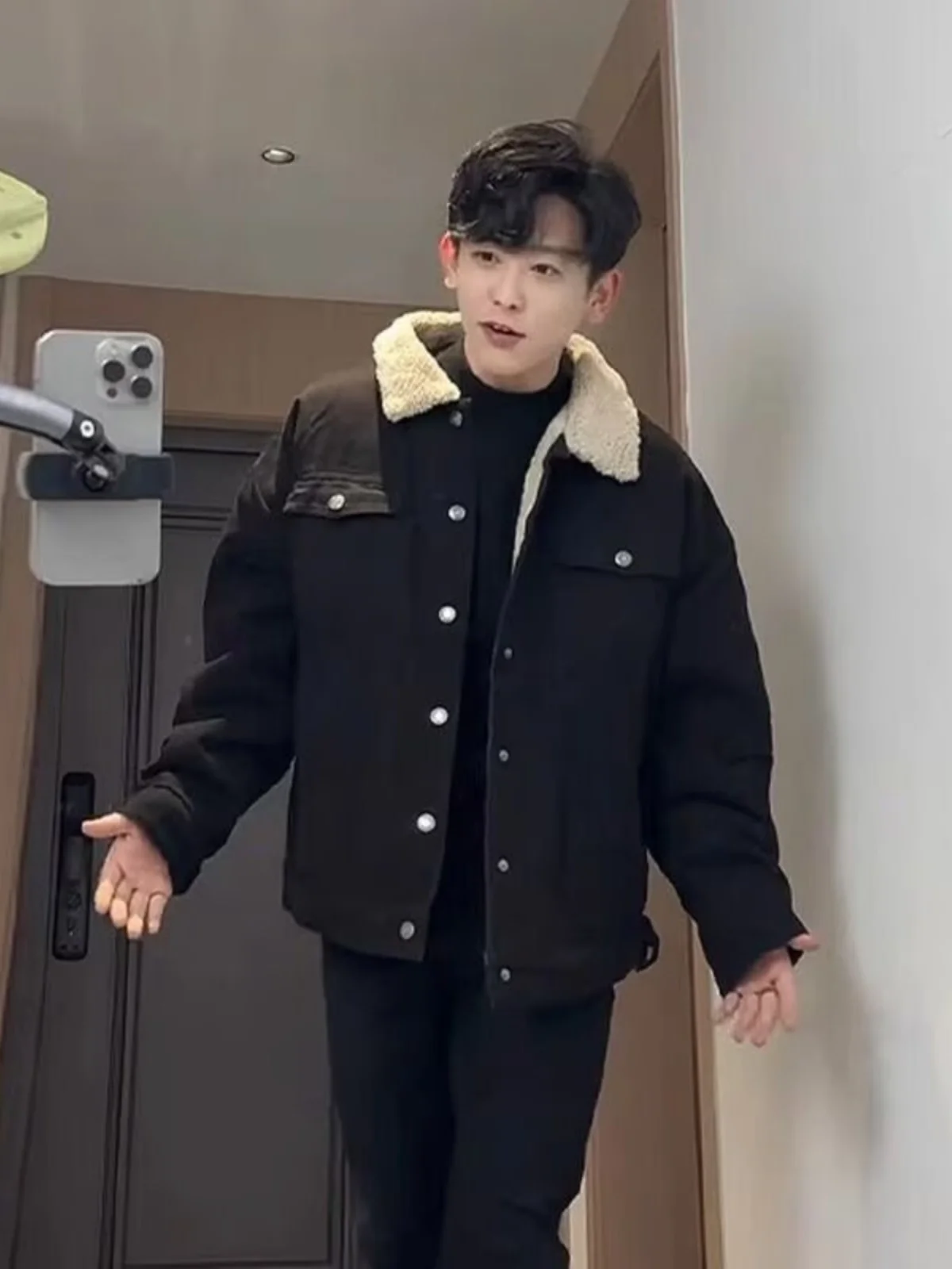 Мужская утепленная джинсовая куртка Bla Lamb Velvet: модная молодежная верхняя одежда в стиле ретро с хлопковым воротником для осени и зимы
Мужская утепленная джинсовая куртка Bla Lamb Velvet: модная молодежная верхняя одежда в стиле ретро с хлопковым воротником для осени и зимы