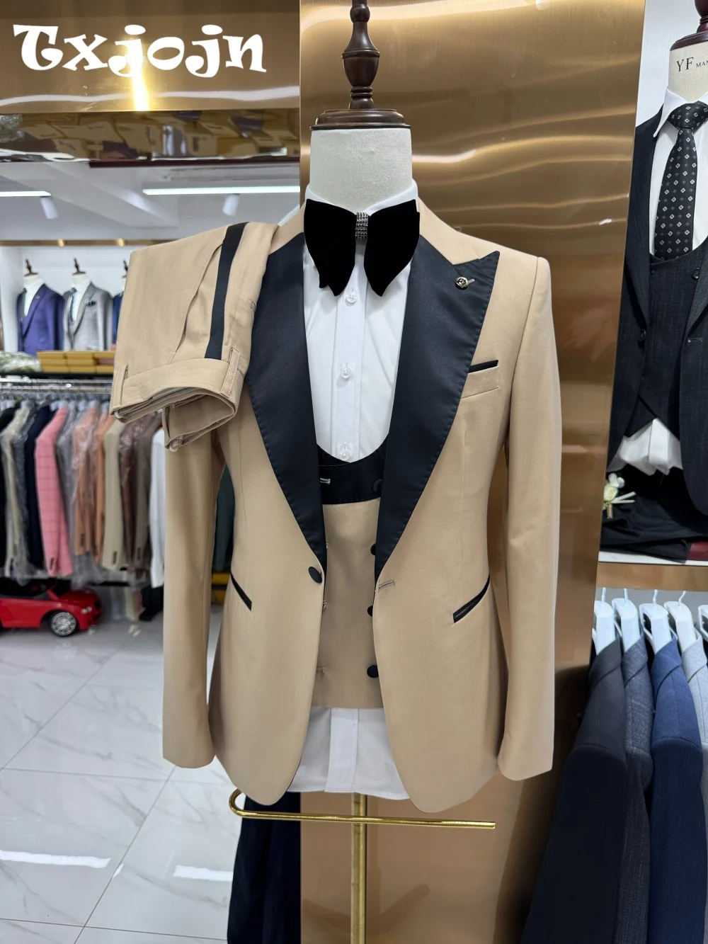 Fashionable Light Khaki Suit Set Classic Single Button Men Office Suit Classic Peaked Lapel Men For Business Meeting Wedding
Fashionable Light Khaki Suit Set Classic Single Button Men Office Suit Classic Peaked Lapel Men For Business Meeting Wedding