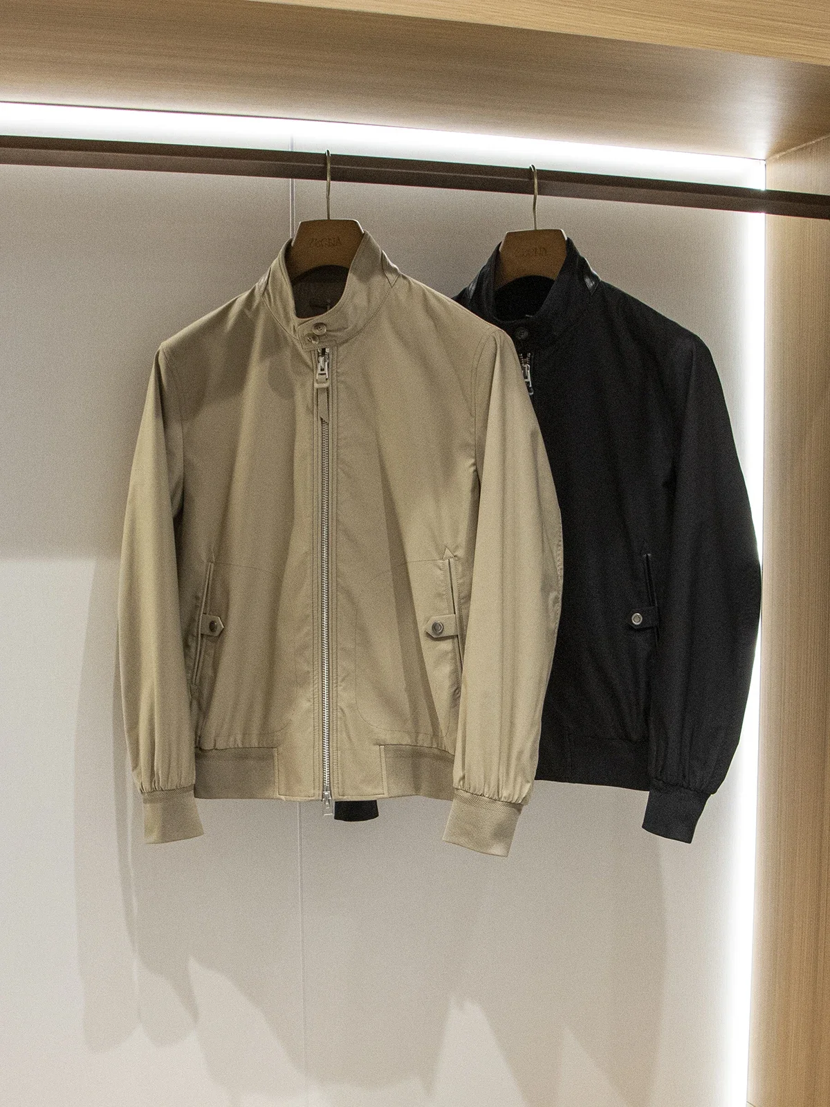 Классическая весенняя мужская повседневная простая куртка-стойка Harrington из водонепроницаемой ткани T * F
Классическая весенняя мужская повседневная простая куртка-стойка Harrington из водонепроницаемой ткани T * F