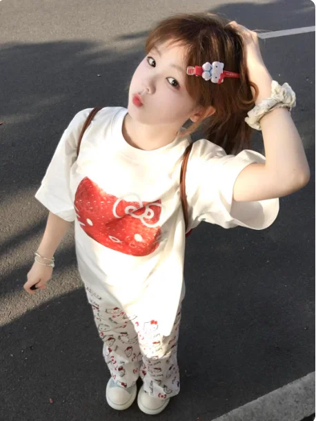 Sanrio 2026 Summer Comic Form Hello Kitty Image 100% Cotton Printed Casual T-shirt Adult Children Parent-child Top Homewear Y2k.
Sanrio 2026 Summer Comic Form Hello Kitty Image 100% Cotton Printed Casual T-shirt Adult Children Parent-child Top Homewear Y2k.