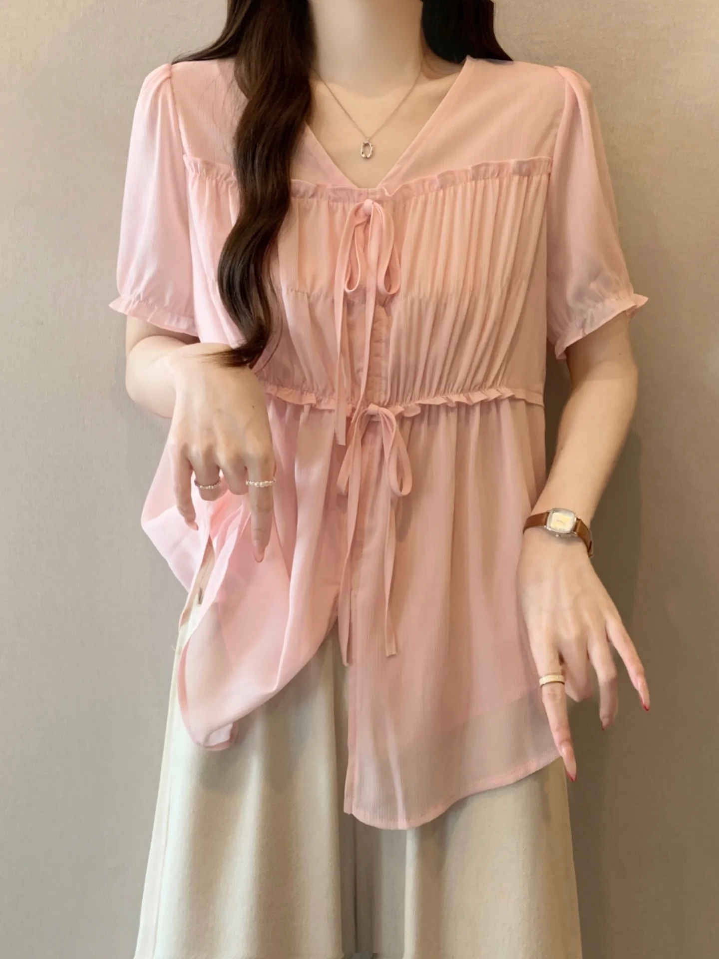 Slimming Pleated V-Neck Short Sleeve Women's Shirt Summer Base Layer Top Beautiful Flattering Korean Style Commute Wind
Slimming Pleated V-Neck Short Sleeve Women's Shirt Summer Base Layer Top Beautiful Flattering Korean Style Commute Wind