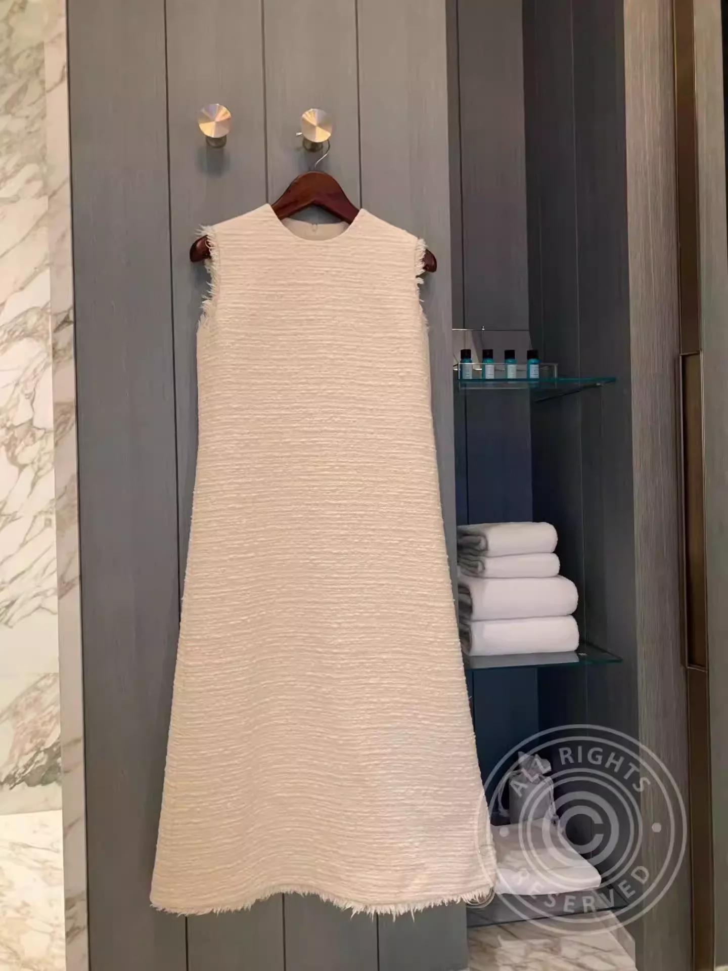 High Quality Wool Tweed Dress Long Elegant Ladies Sleeveless Beige Dress Fashion Women's Midi Dress Spring/Autumn
High Quality Wool Tweed Dress Long Elegant Ladies Sleeveless Beige Dress Fashion Women's Midi Dress Spring/Autumn