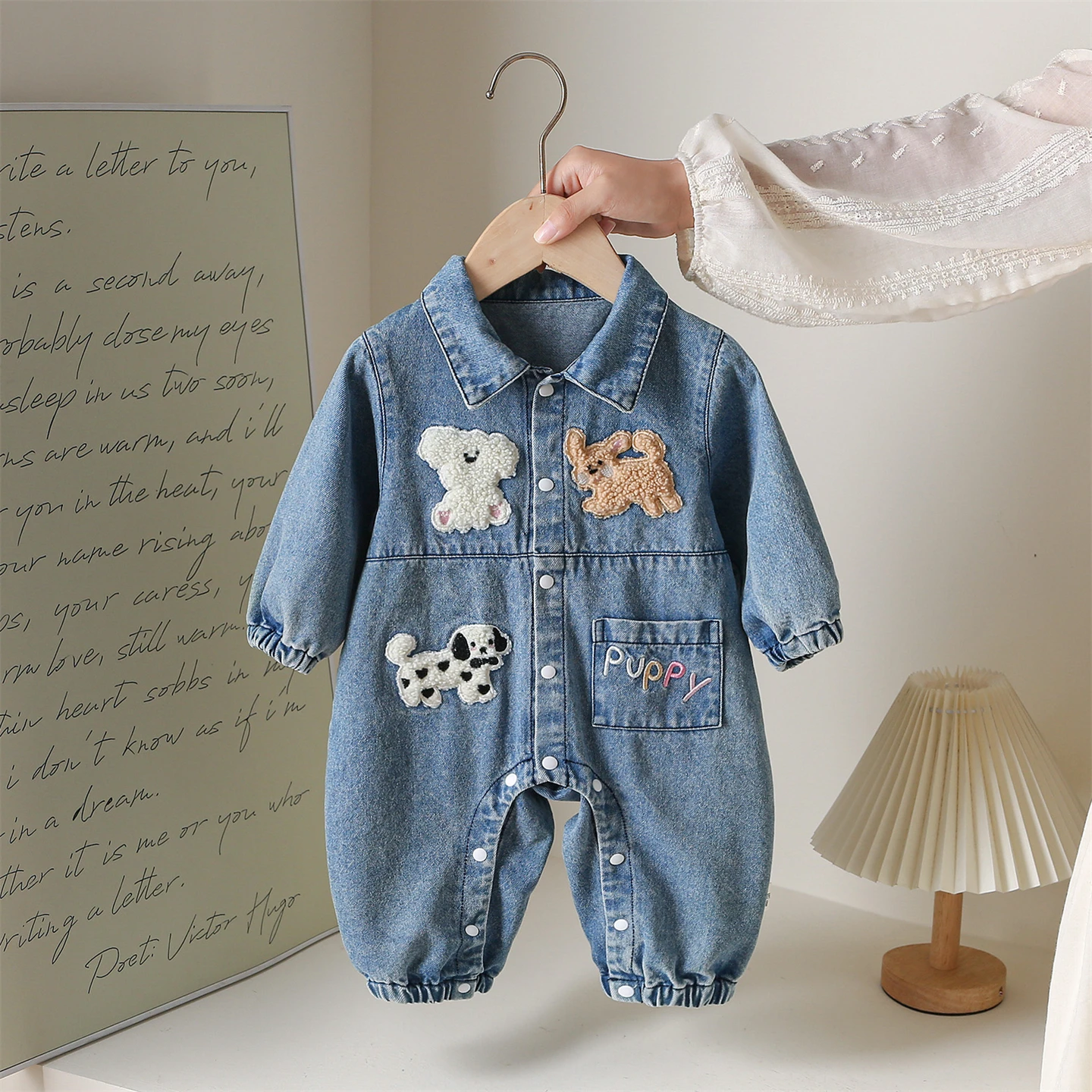 Adorable Unisex Denim Romper Long Sleeve Outfit for Babies And Toddlers Spring Autumn Cotton T-Shirt Loose Fit round Neck
Adorable Unisex Denim Romper Long Sleeve Outfit for Babies And Toddlers Spring Autumn Cotton T-Shirt Loose Fit round Neck