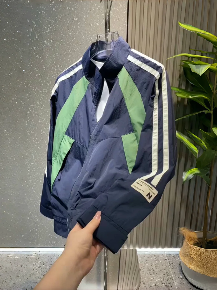 Повседневная полосатая лоскутная куртка, мужская весенне-осенняя модная легкая полиэфирная ткань, ветрозащитная застежка-молния
Повседневная полосатая лоскутная куртка, мужская весенне-осенняя модная легкая полиэфирная ткань, ветрозащитная застежка-молния