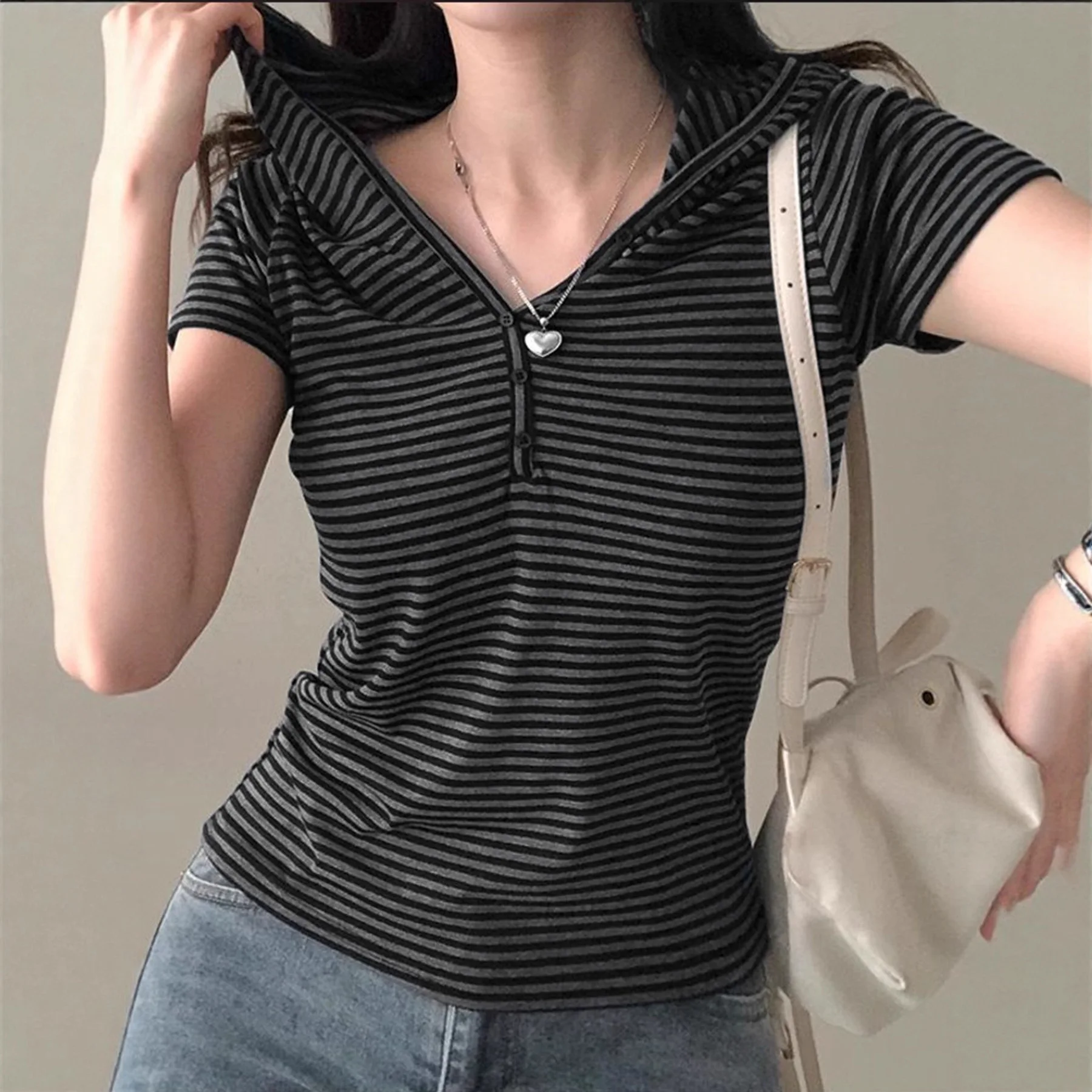 Свободная и простая женская футболка с капюшоном и короткими рукавами в контрастную полоску, новая летняя нижняя рубашка, домашний топ 
Свободная и простая женская футболка с капюшоном и короткими рукавами в контрастную полоску, новая летняя нижняя рубашка, домашний топ
