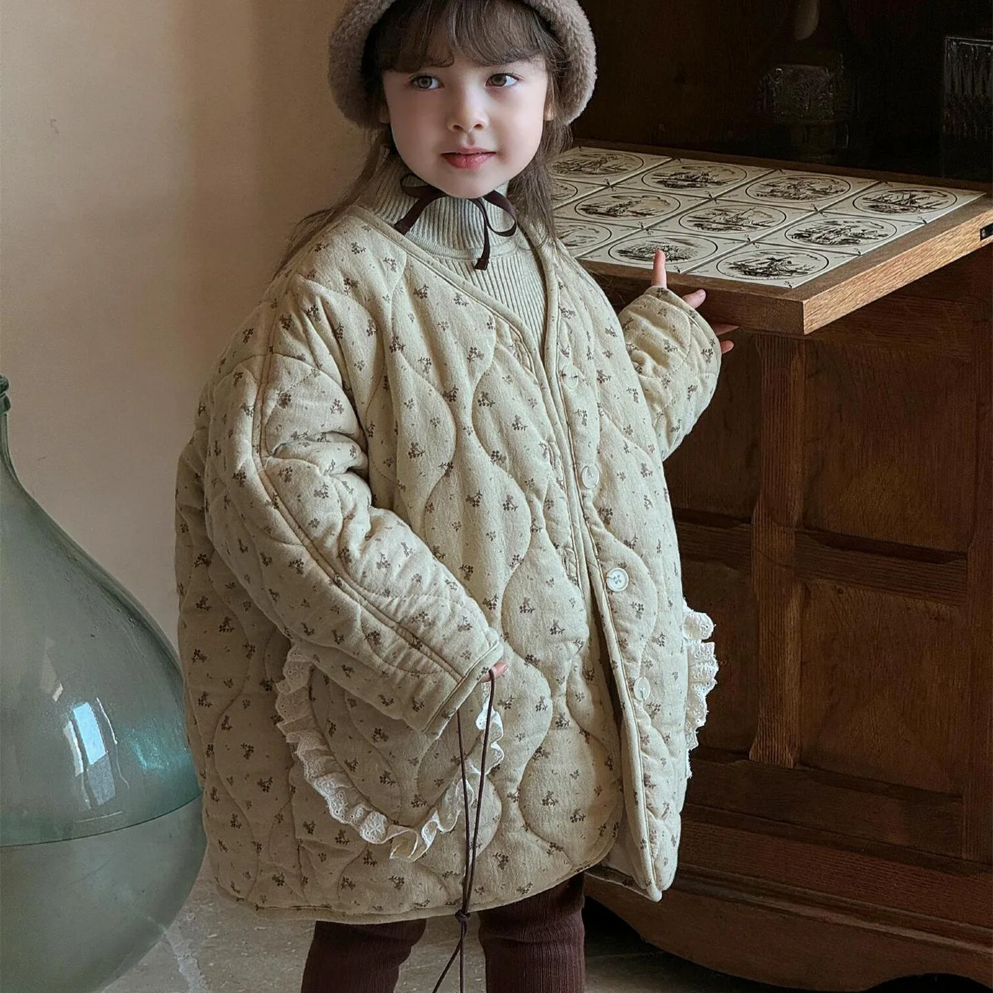 Хлопковое пальто с цветочной подкладкой для девочек, детское пальто 2024, новое осенне-зимнее модное простое повседневное теплое пальто, корейское простое стильное пальто
Хлопковое пальто с цветочной подкладкой для девочек, детское пальто 2024, новое осенне-зимнее модное простое повседневное теплое пальто, корейское простое стильное пальто