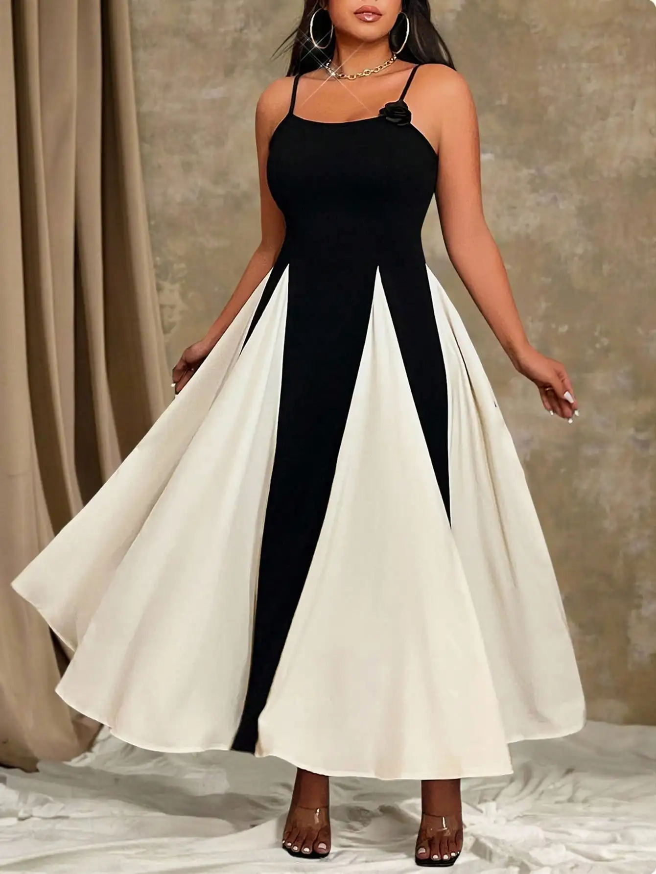 Черно-белое платье макси А-силуэта без рукавов с цветочными аппликациями
Черно-белое платье макси А-силуэта без рукавов с цветочными аппликациями