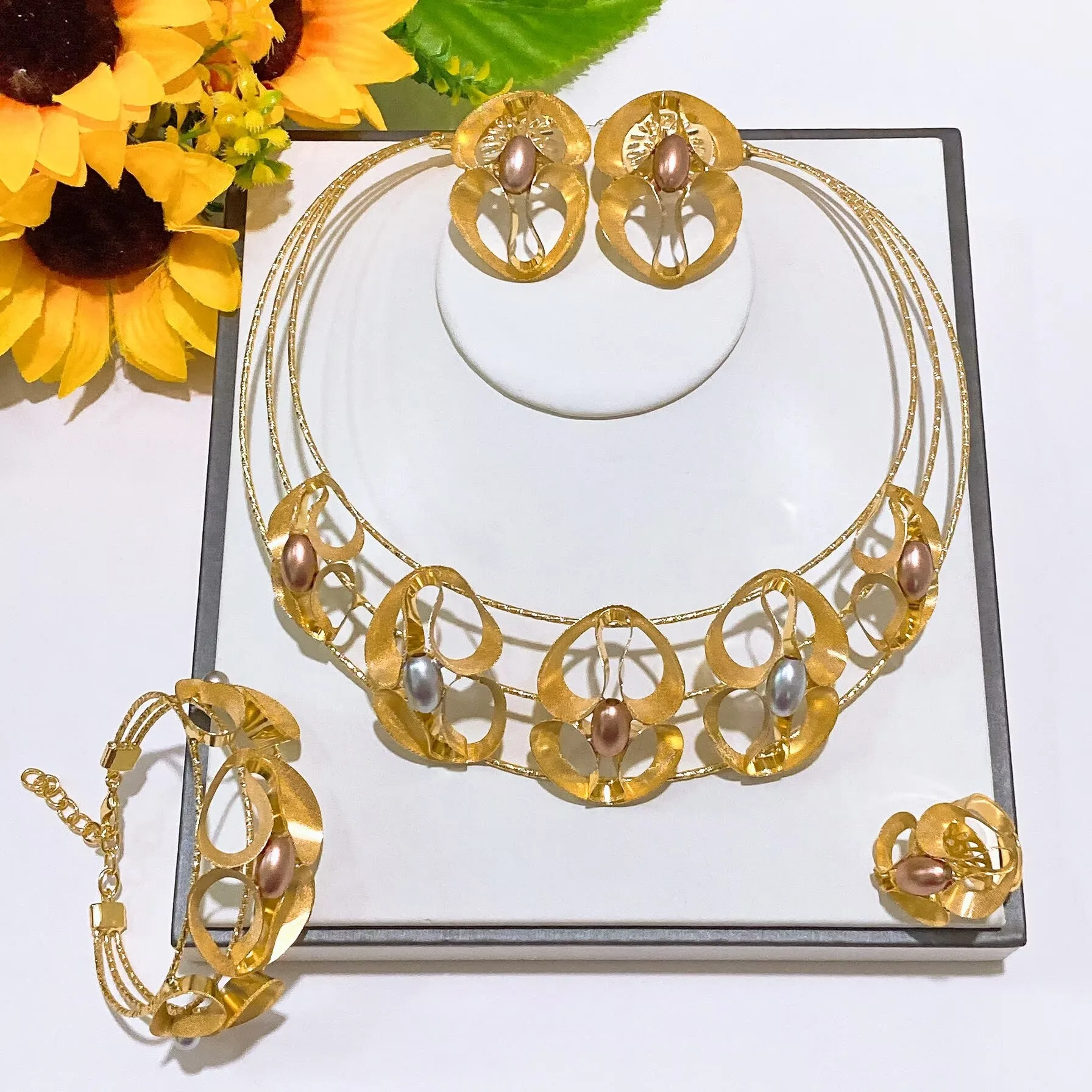 Yulaili Gold Plated Hollow Flower Jewelry Set With Pearl Necklace Bracelet Earrings Ring for Women Retro Romantic Party Jewelry
Yulaili Gold Plated Hollow Flower Jewelry Set With Pearl Necklace Bracelet Earrings Ring for Women Retro Romantic Party Jewelry