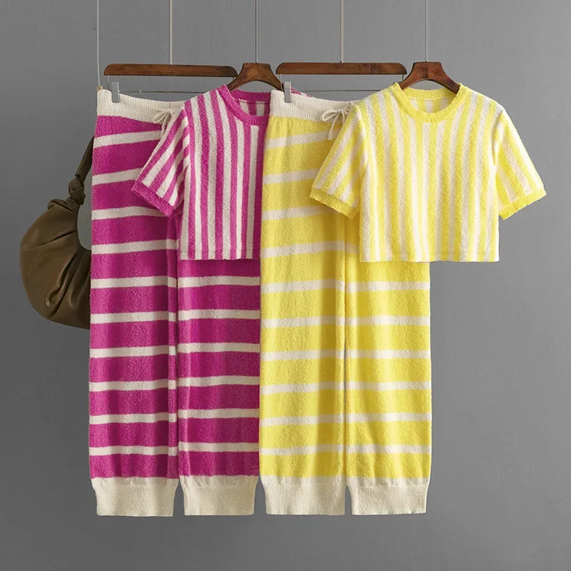 Fashion Retro Pants Suit 2025 Summer New Korean Striped Crewneck Short T-shirt Tops Casual Knit Women Two-piece Sets ZL936
Fashion Retro Pants Suit 2025 Summer New Korean Striped Crewneck Short T-shirt Tops Casual Knit Women Two-piece Sets ZL936