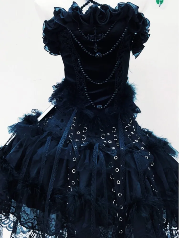 A peffy and fashionable dark style dress
A peffy and fashionable dark style dress