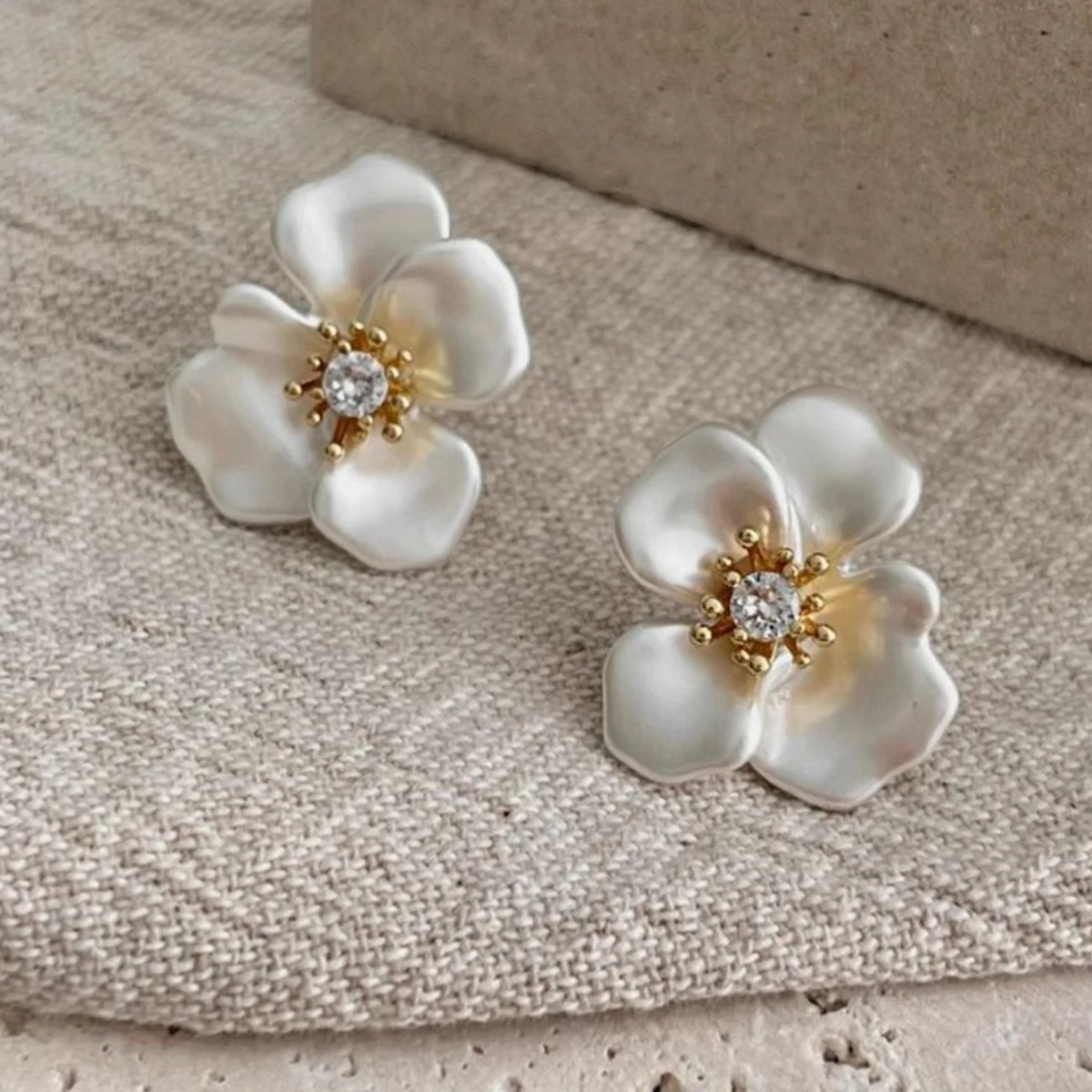 PANJBJ 925 Sterling Silver Flower Studs Earrings For Women Zircon Retro Sweet Matte Finish Birthday Jewelry Gift Dropshipping
PANJBJ 925 Sterling Silver Flower Studs Earrings For Women Zircon Retro Sweet Matte Finish Birthday Jewelry Gift Dropshipping