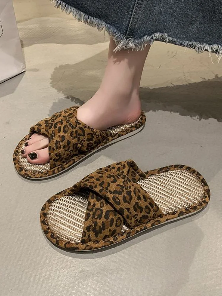 2026 Fashion Leopard Print Flat Slippers Women Korean Style Light Silent Indoor Floor Slides For Girls Home Wear
2026 Fashion Leopard Print Flat Slippers Women Korean Style Light Silent Indoor Floor Slides For Girls Home Wear