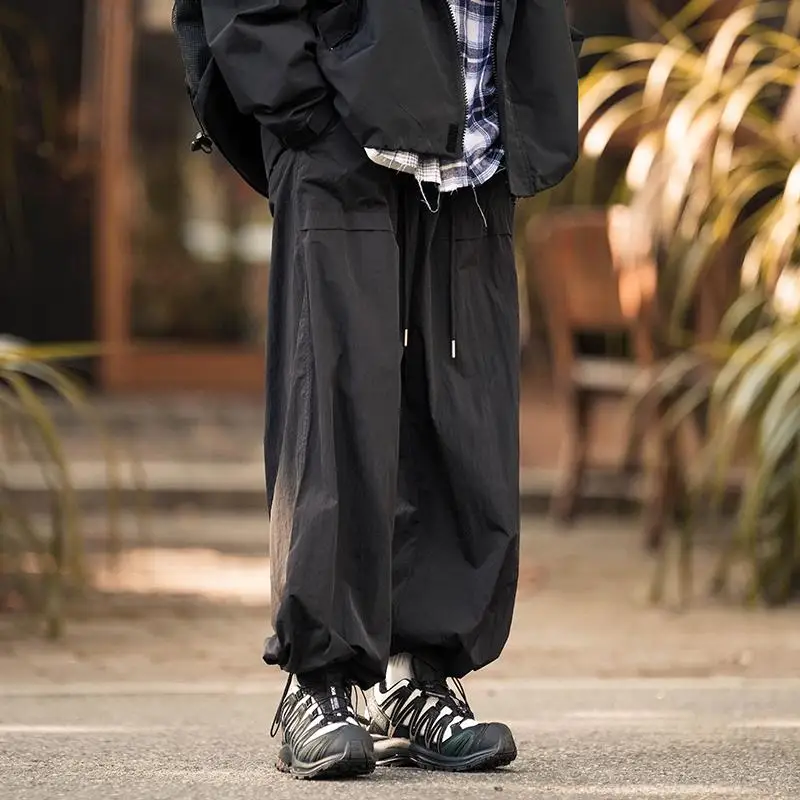 Мужские повседневные брюки в американском стиле, ветрозащитные, свободные, в стиле парашютиста, для активного отдыха, весна-осень, с завязками на талии
Мужские повседневные брюки в американском стиле, ветрозащитные, свободные, в стиле парашютиста, для активного отдыха, весна-осень, с завязками на талии