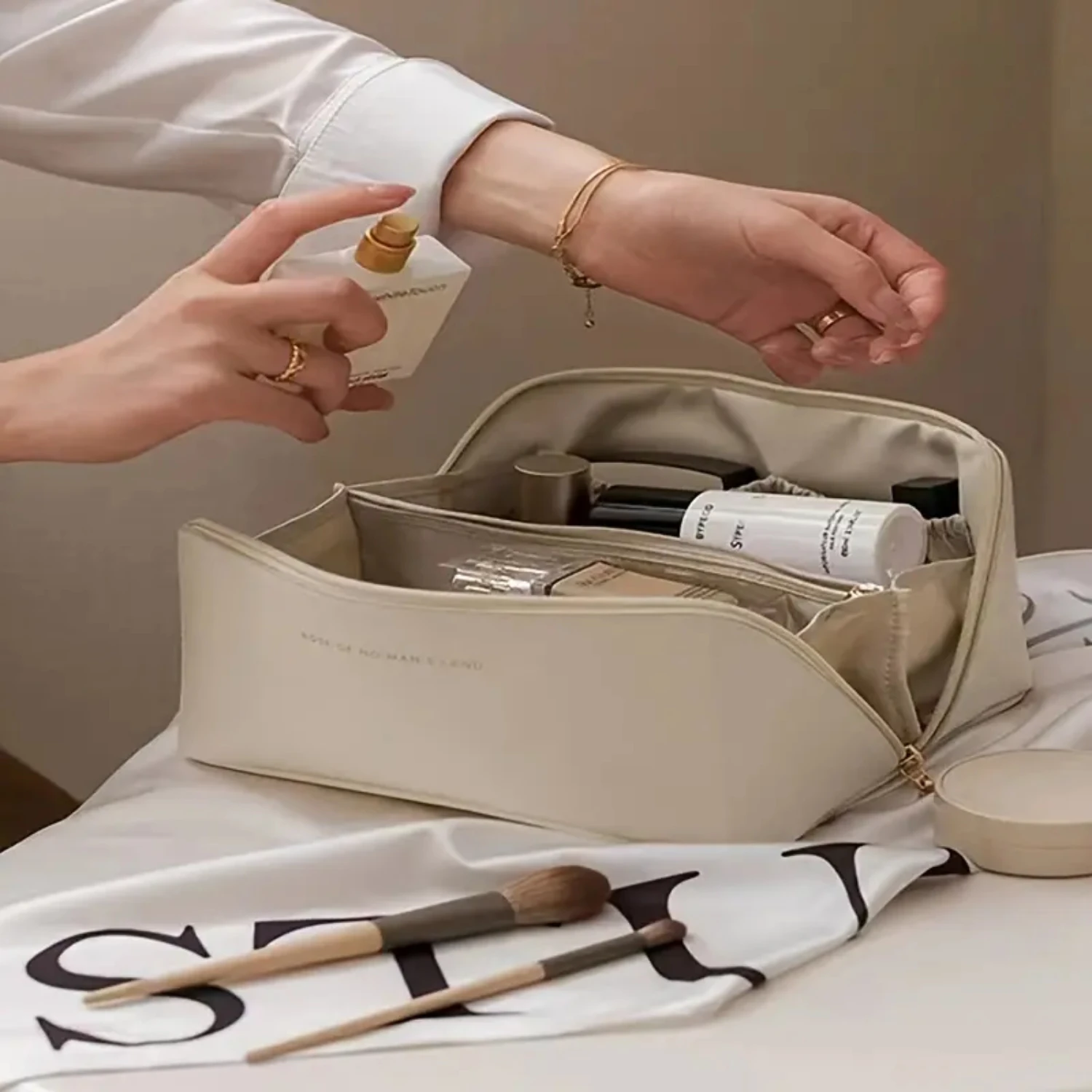 Zipper Cosmetic Bag, Simple Letter Detail Travel Toiletry Bag Portable Versatile Makeup Bag
Zipper Cosmetic Bag, Simple Letter Detail Travel Toiletry Bag Portable Versatile Makeup Bag