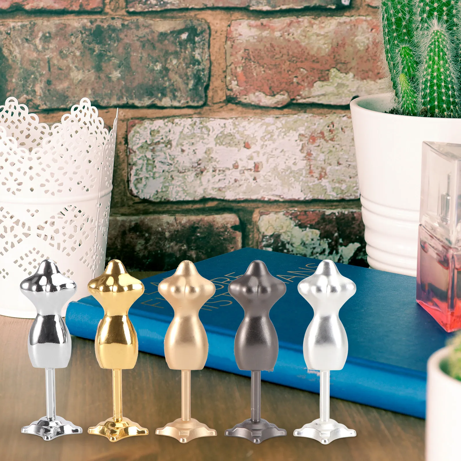 5Pcs Mini Metal Clothing Hanger Stand High Quality Material Excellent Craftsmanship Mini House Accessory Photography Prop
5Pcs Mini Metal Clothing Hanger Stand High Quality Material Excellent Craftsmanship Mini House Accessory Photography Prop