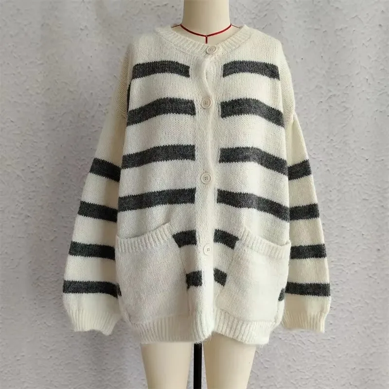 2024 Autumn Winter Loose Women Sweater Coats Fashion Casual O-neck Contrast Color Striped Thickened Warm Knitted Cardigan
2024 Autumn Winter Loose Women Sweater Coats Fashion Casual O-neck Contrast Color Striped Thickened Warm Knitted Cardigan