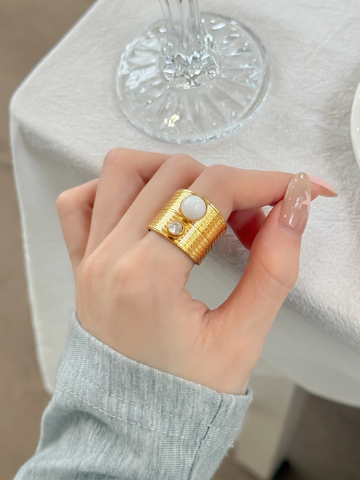 Винтажное широкое кольцо из титановой стали для женщин, на указательный палец, золотистого цвета, модное, элегантное, регулируемое, с возможностью индивидуальной настройки
Винтажное широкое кольцо из титановой стали для женщин, на указательный палец, золотистого цвета, модное, элегантное, регулируемое, с возможностью индивидуальной настройки