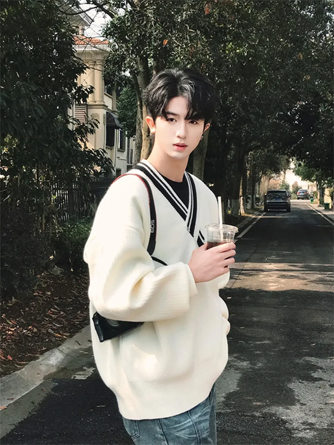 Korean College Sle White V-Ne Knitted Sweater Men's Autumn Winter Base irt Trendy Casual Loose Fit Soft Knitwear
Korean College Sle White V-Ne Knitted Sweater Men's Autumn Winter Base irt Trendy Casual Loose Fit Soft Knitwear