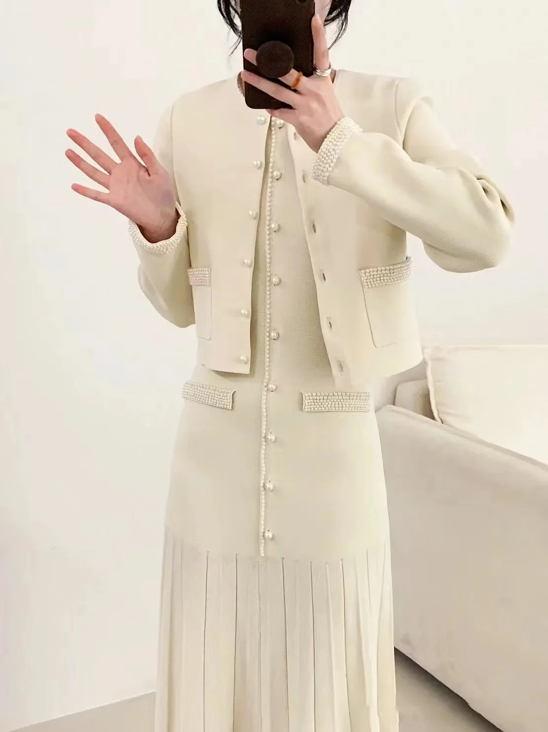 Женский элегантный костюм-двойка с белым жемчугом, кардиган с длинными рукавами или облегающая мини-юбка
Женский элегантный костюм-двойка с белым жемчугом, кардиган с длинными рукавами или облегающая мини-юбка