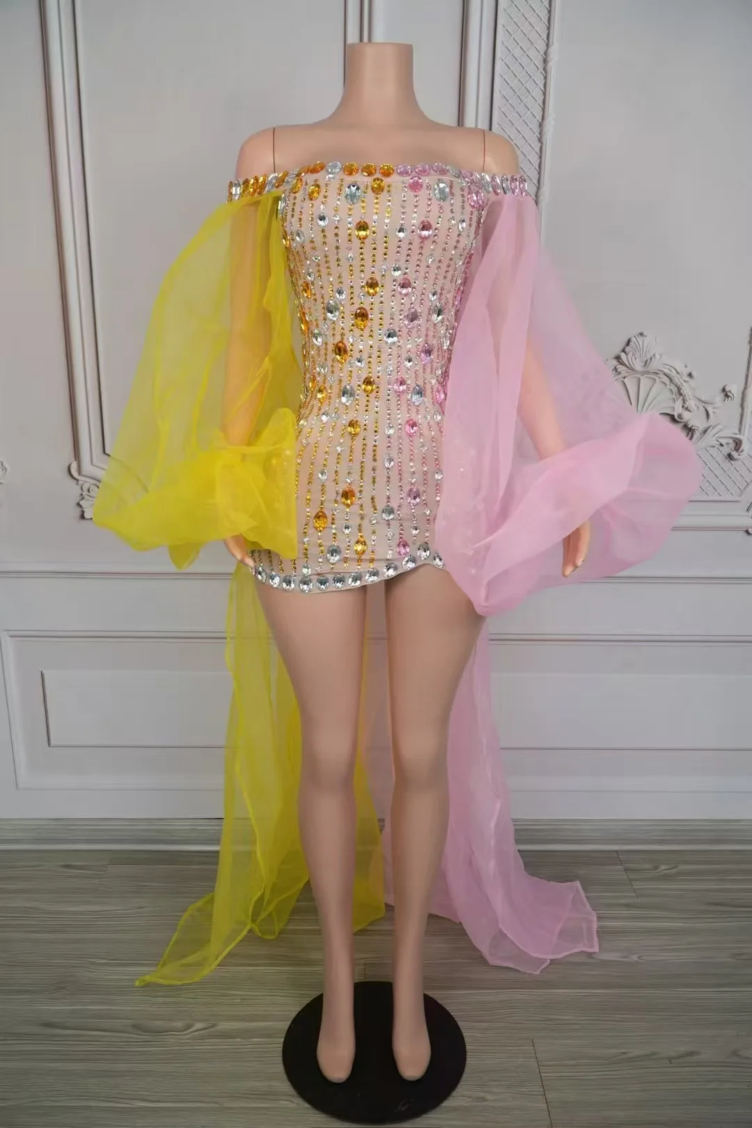 Stunning chiffon long sleeved tight skirt cloak forstage performance,sexy high-end diamond high-endstage performance D265
Stunning chiffon long sleeved tight skirt cloak forstage performance,sexy high-end diamond high-endstage performance D265