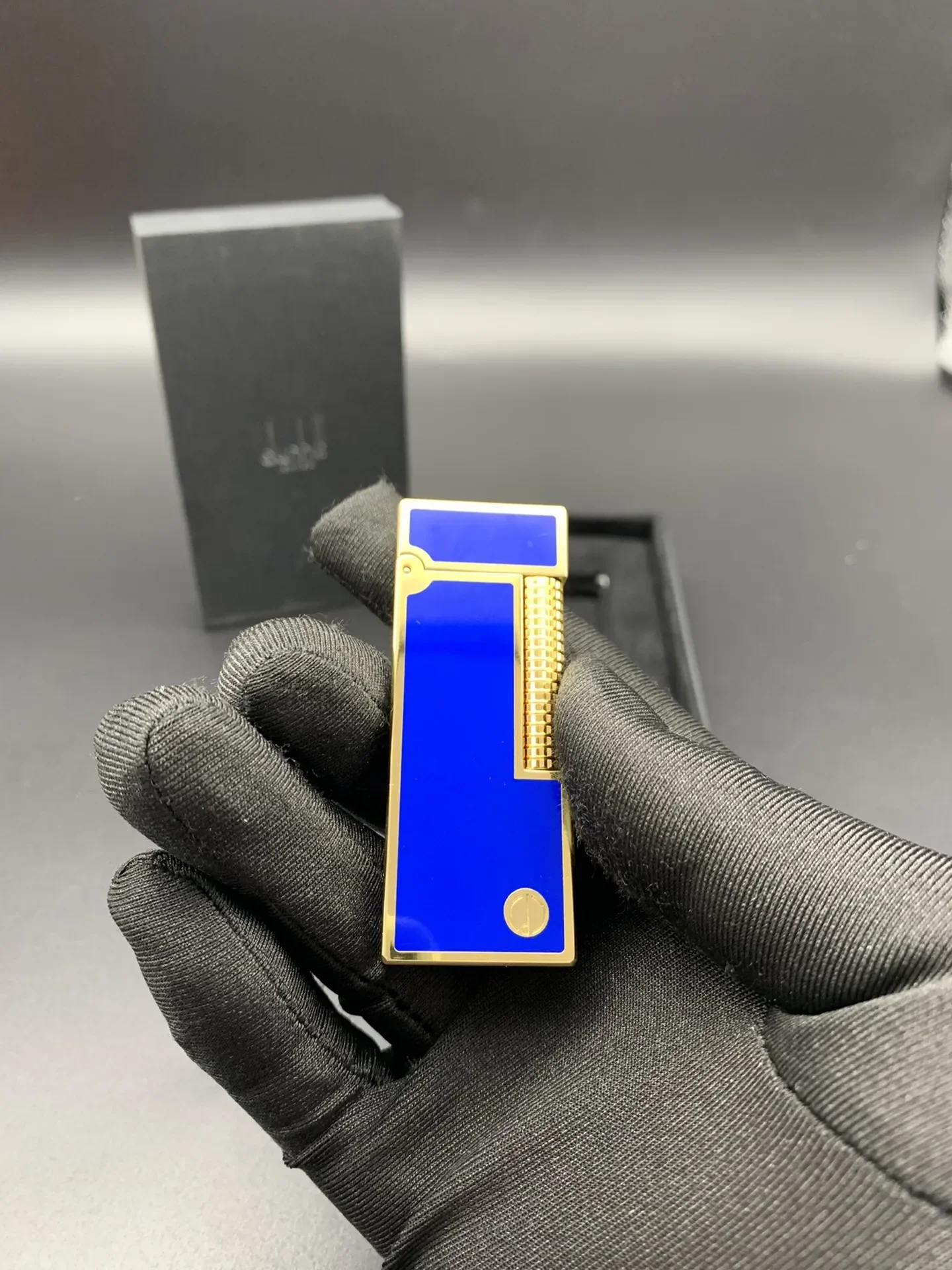 Металлическая ветрозащитная сигаретная Зажигалка Dunhill Klein с синими узорами для кухни и барбекю, подходит для подарка мужчине, аксессуары для сигарет
Металлическая ветрозащитная сигаретная Зажигалка Dunhill Klein с синими узорами для кухни и барбекю, подходит для подарка мужчине, аксессуары для сигарет