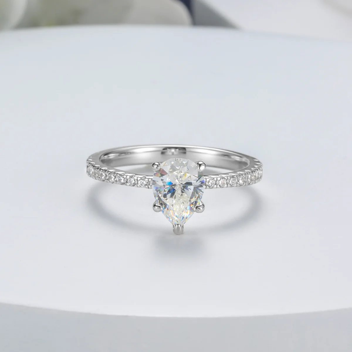 S925 silver water drop pear shape simple ring moissanite D color one-carat moissanite ring
S925 silver water drop pear shape simple ring moissanite D color one-carat moissanite ring