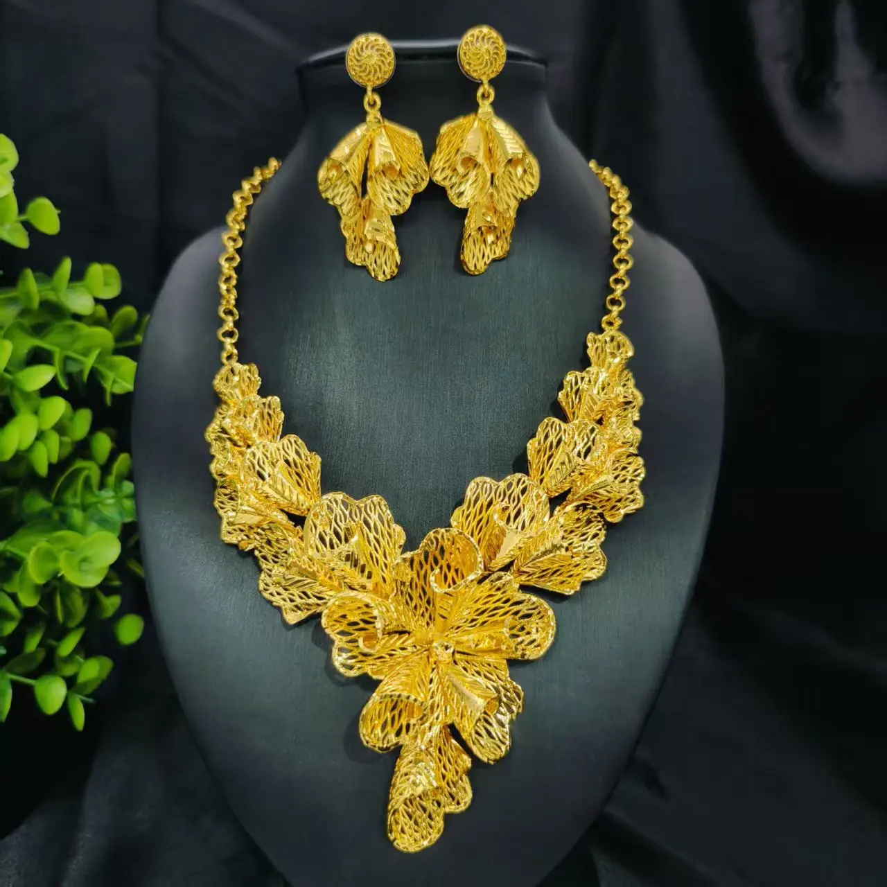 New Dubai Fashion 24K Gold Plated Necklace Earrings Exquisite Engagement Party Jewelry Set for Lover 888
New Dubai Fashion 24K Gold Plated Necklace Earrings Exquisite Engagement Party Jewelry Set for Lover 888