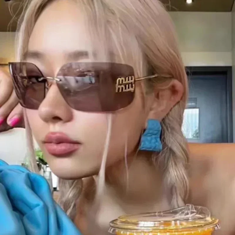 Zhang Yuanying Same Miu Miao Miao Sunglasses Women's High-end Y2k Curved Integrated Sunglasses Frameless Trimmed Sunglasses
Zhang Yuanying Same Miu Miao Miao Sunglasses Women's High-end Y2k Curved Integrated Sunglasses Frameless Trimmed Sunglasses