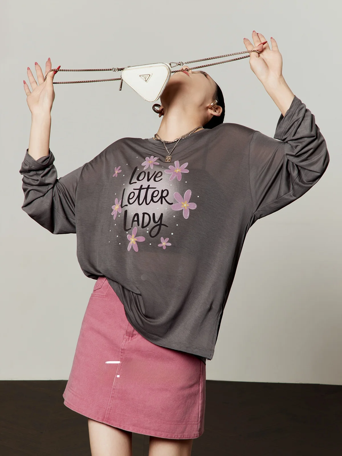 Gray Floral Print Long Sleeve T-Shirt Women's Loose Fit Vintage Style Breathable Comfortable Casual Chic Girl Summer 2026
Gray Floral Print Long Sleeve T-Shirt Women's Loose Fit Vintage Style Breathable Comfortable Casual Chic Girl Summer 2026