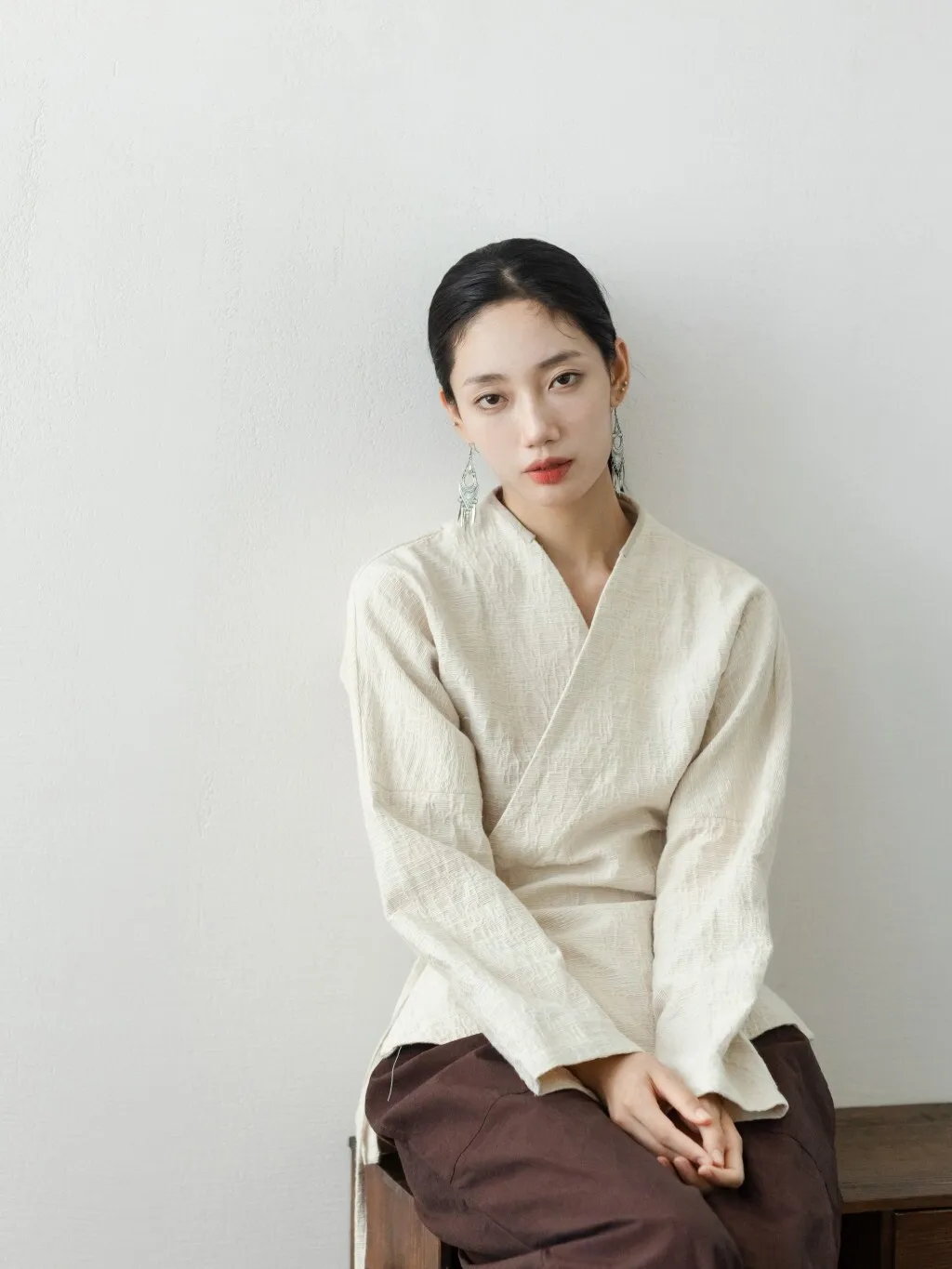 Laid-ba New Chinese Sle Cotton Linen Jaet with Belted Relief Texture Design V-Ne Loose Fit Regular Thin
Laid-ba New Chinese Sle Cotton Linen Jaet with Belted Relief Texture Design V-Ne Loose Fit Regular Thin