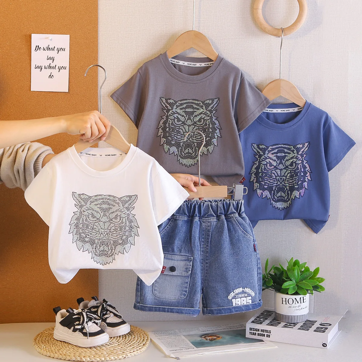 Комплект одежды для маленьких мальчиков с героями мультфильмов, летние хлопковые детские модные футболки с украшением из страз + шорты, костюм из 2 предметов, повседневная детская одежда
Комплект одежды для маленьких мальчиков с героями мультфильмов, летние хлопковые детские модные футболки с украшением из страз + шорты, костюм из 2 предметов, повседневная детская одежда