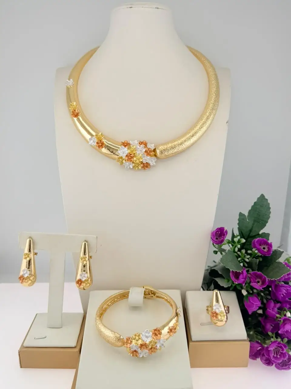Fabulous Hotsale Three Tone Flower Shape Italian Jewelry Trendy Collar Brazalete Aretes Anillo 4PC Jewels Set for New Year Gift
Fabulous Hotsale Three Tone Flower Shape Italian Jewelry Trendy Collar Brazalete Aretes Anillo 4PC Jewels Set for New Year Gift